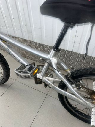 Bicicleta BMX argentata