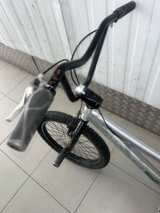 Bicicleta BMX argentata