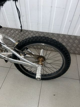 Bicicleta BMX argentata