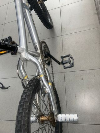 Bicicleta BMX argentata