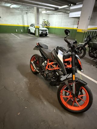 KTM 390 Duke Negra y Naranja