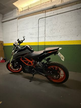 KTM 390 Duke Negra y Naranja