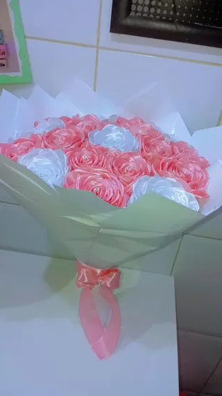 Ramo de flores de satén rosa y blanco o cualquier