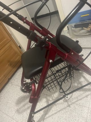 Andador con asiento y cesta