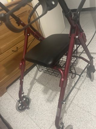 Andador con asiento y cesta