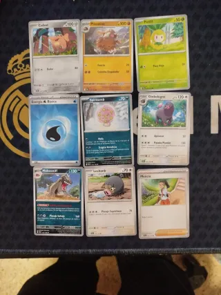 Lote 50 cartas Pokémon con caja de metal incluida