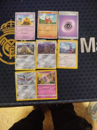 Lote 50 cartas Pokémon con caja de metal incluida