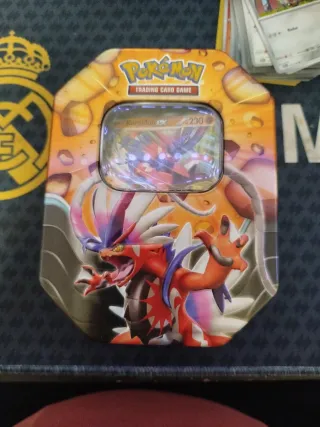Lote 50 cartas Pokémon con caja de metal incluida