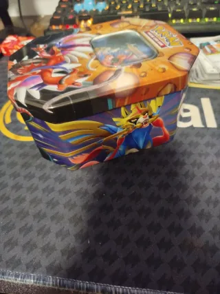 Lote 50 cartas Pokémon con caja de metal incluida