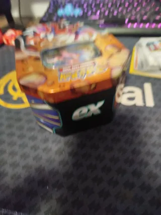 Lote 50 cartas Pokémon con caja de metal incluida