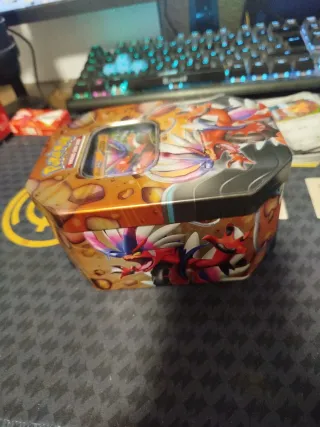 Lote 50 cartas Pokémon con caja de metal incluida