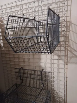 2 Rejillas/ estantes pared con cestas