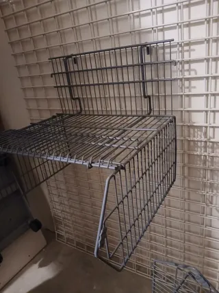 2 Rejillas/ estantes pared con cestas