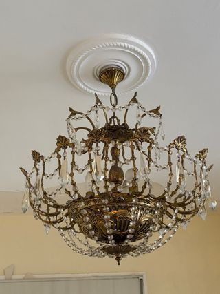 Lámpara araña de techo dorada y cristal