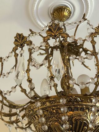 Lámpara araña de techo dorada y cristal