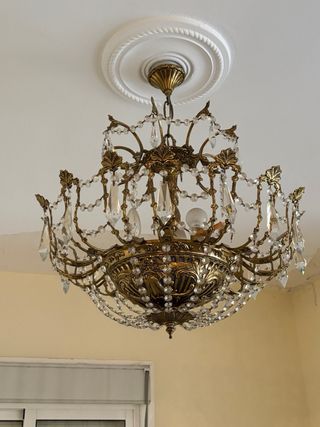 Lámpara araña de techo dorada y cristal