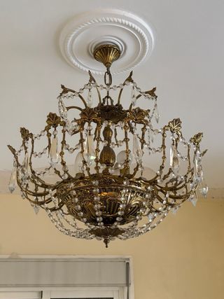 Lámpara araña de techo dorada y cristal