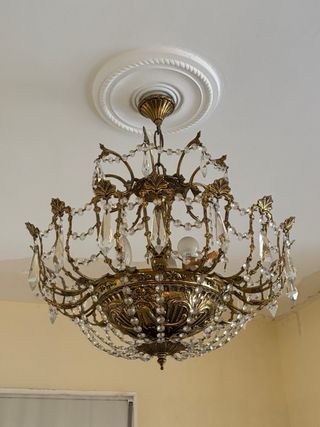 Lámpara araña de techo dorada y cristal