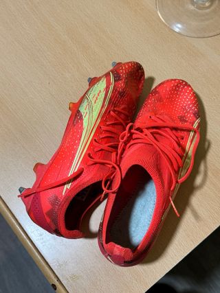 Botas de fútbol Puma rojas
