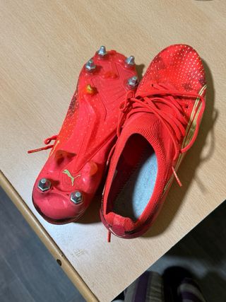 Botas de fútbol Puma rojas