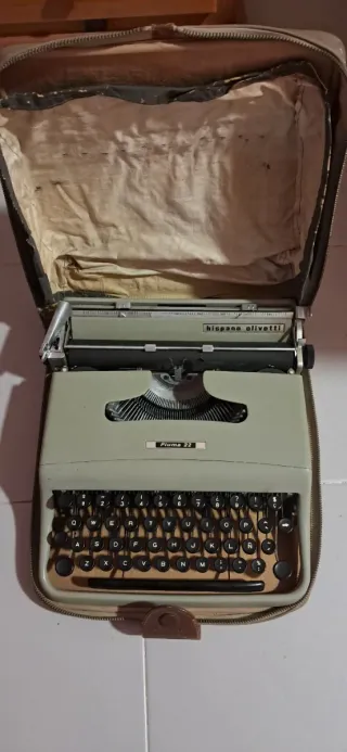 Máquina de escribir Hispano Olivetti Pluma 22