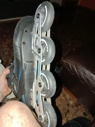 Patines en línea negros y grises