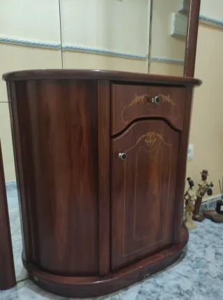 Recibidor de madera con espejo