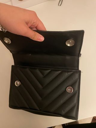 Bolso negro acolchado con cadena