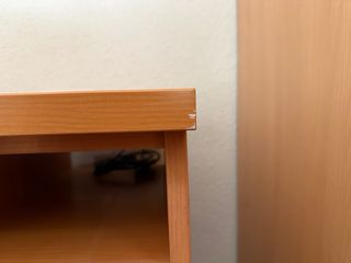 Escritorio de madera con cajones y huecos