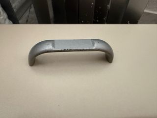 Escritorio de madera con cajones y huecos