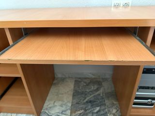 Escritorio de madera con cajones y huecos