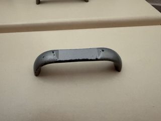 Escritorio de madera con cajones y huecos