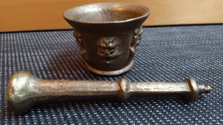 Mortero o almirez de bronce antiguo