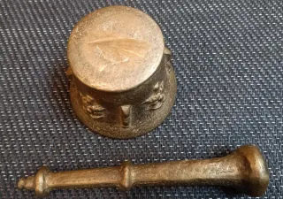 Mortero o almirez de bronce antiguo