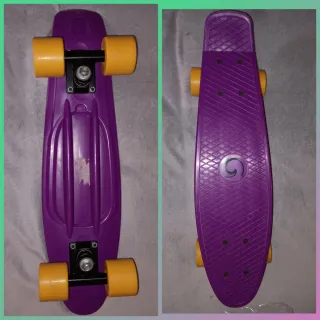 Skate morado con ruedas amarillas