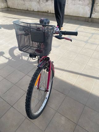 Bicicleta infantil rosa con cesta