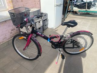 Bicicleta infantil rosa con cesta