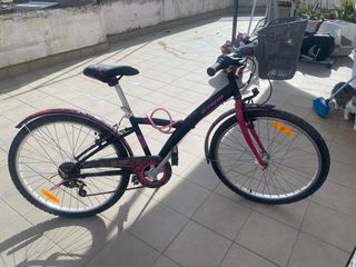 Bicicleta infantil rosa con cesta