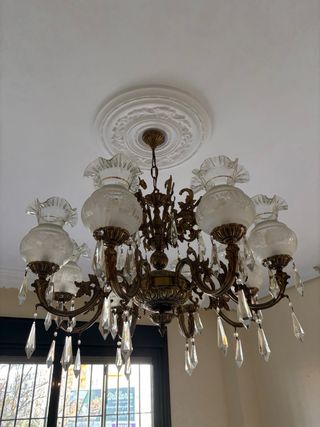 Lámpara de araña dorada y cristal