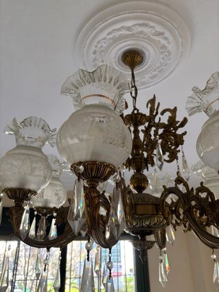 Lámpara de araña dorada y cristal