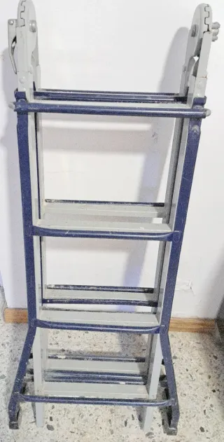 Escalera Plegable Azul y Gris
