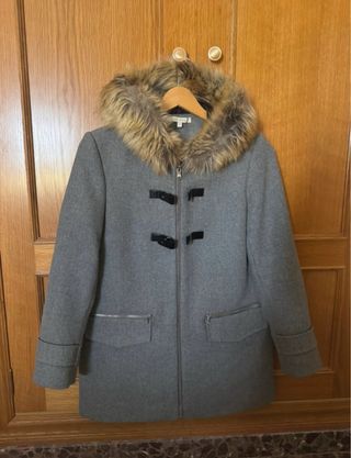 Abrigo de lana gris con capucha