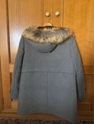 Abrigo de lana gris con capucha