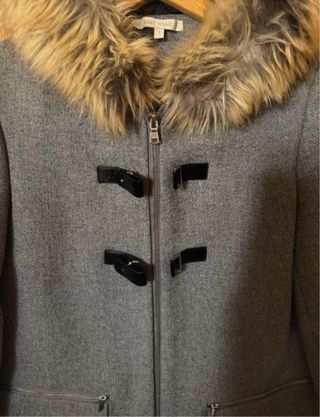 Abrigo de lana gris con capucha