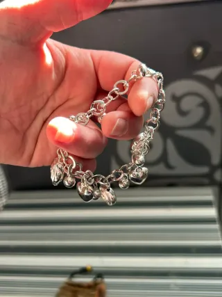 Pulsera con dijes en forma de rosa y corazón