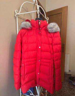 Chaqueta acolchada roja con capucha