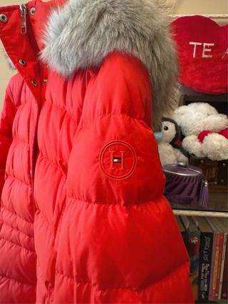 Chaqueta acolchada roja con capucha