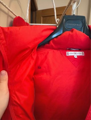 Chaqueta acolchada roja con capucha