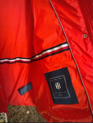 Chaqueta acolchada roja con capucha