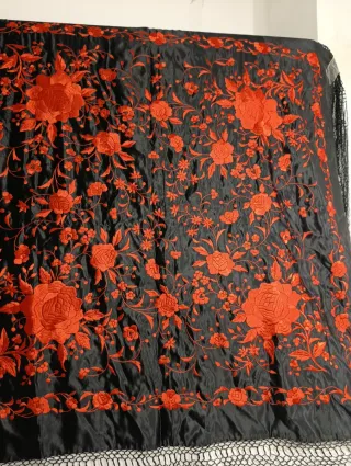 MANTÓN DE RASO BORDADO EN ROJO